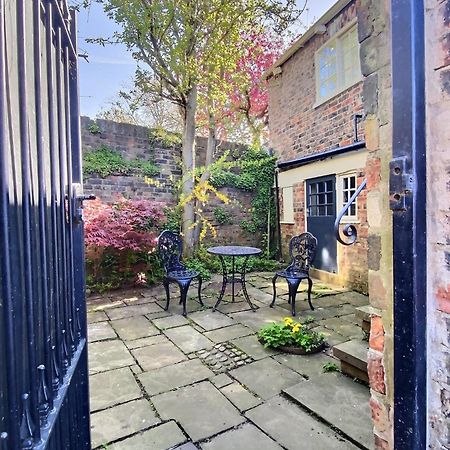 The Davey Tower, Medieval Riverside House York Exterior foto