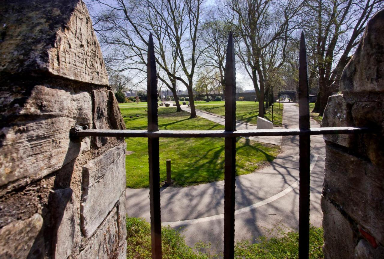 The Davey Tower, Medieval Riverside House York Exterior foto