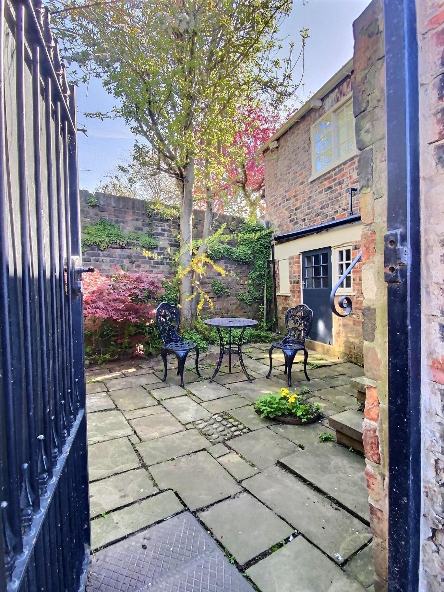 The Davey Tower, Medieval Riverside House York Exterior foto